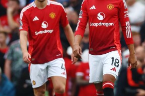 ac米兰-曼联发布备战花絮，窗口期战术微调，荷甲任务艰巨，轮换策略成焦点(英超曼联首发)