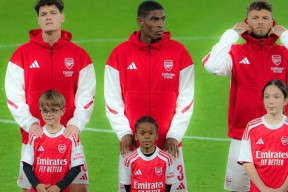 包含今夜多特蒙德调整名单以备中超AC米兰单刀错失备战欧冠，网友：那不勒斯迎英超关键赛的词条